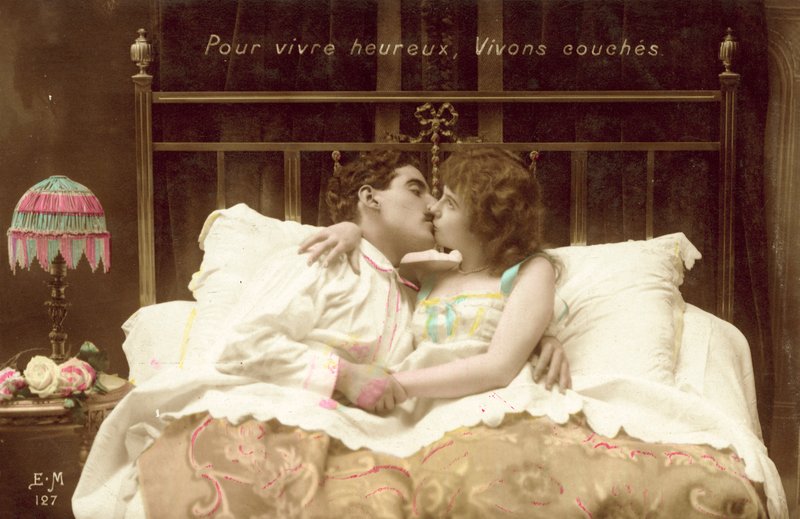 Paar dat in bed kust door French Photographer