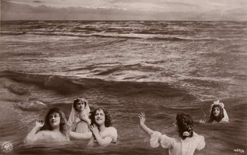 Vijf geklede vrouwen in de zee door French Photographer