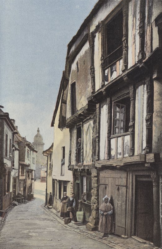 Lamballe, Straat leidend naar de kerk door French Photographer