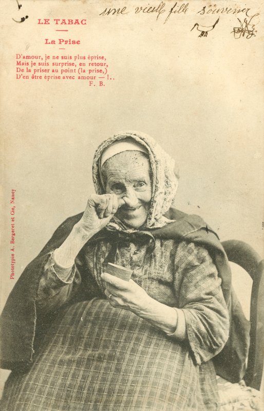 Oude vrouw, snuiftabak nemend door French Photographer