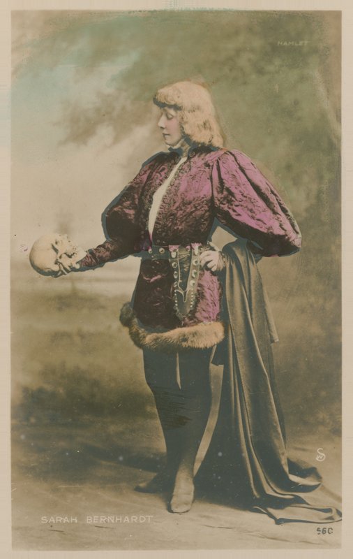 Sarah Bernhardt in kostuum als Hamlet door French Photographer