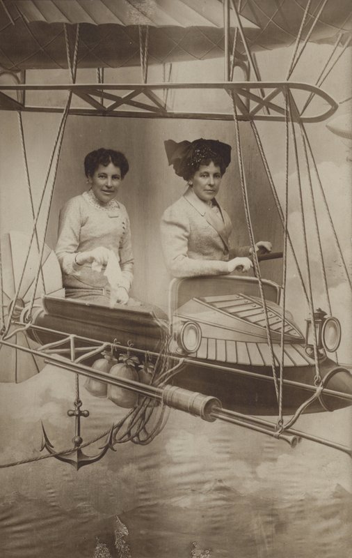 Twee vrouwen vliegen in een vliegtuig door French Photographer