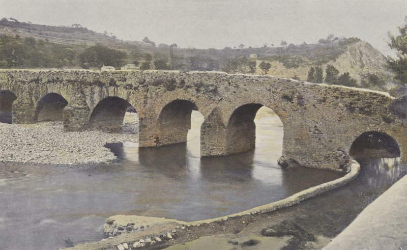 Viviers, Romeinse brug, op de Escoutay, Uitzicht stroomopwaarts door French Photographer