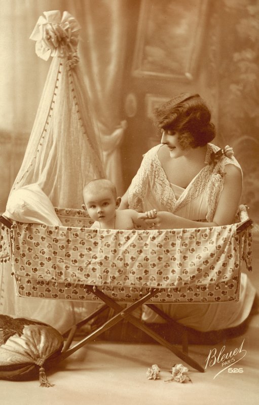 Vrouw met een baby in een wieg door French Photographer