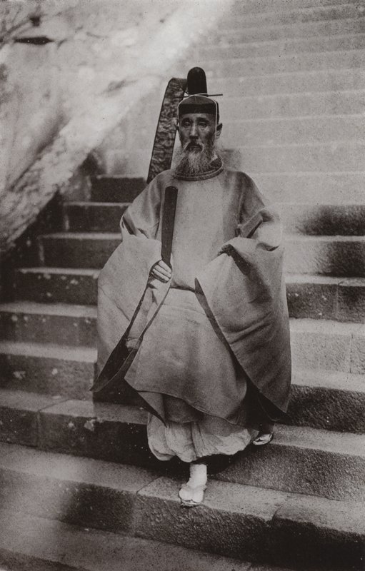 Een Shinto-priester (zwart-wit foto) door Herbert Ponting