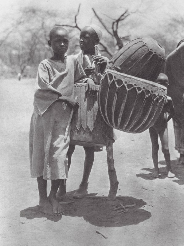 Afrika: Aulad Hamid drums door Hugo Adolf Bernatzik