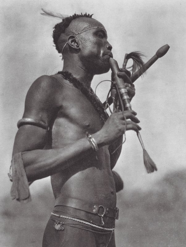 Afrika: Niambara fluitspeler door Hugo Adolf Bernatzik