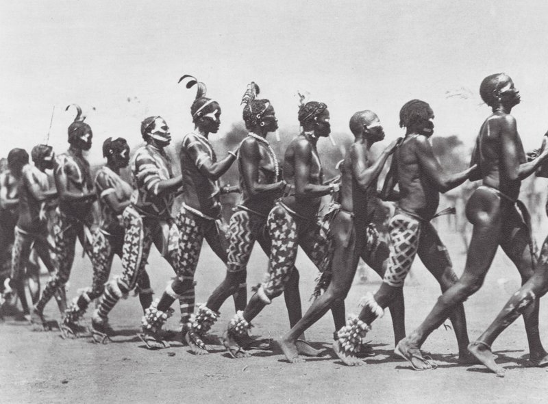 Afrika: Nuba-vrouwen dansen door Hugo Adolf Bernatzik