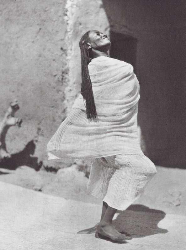 Afrika: Soedanese danseres, Omdurman door Hugo Adolf Bernatzik