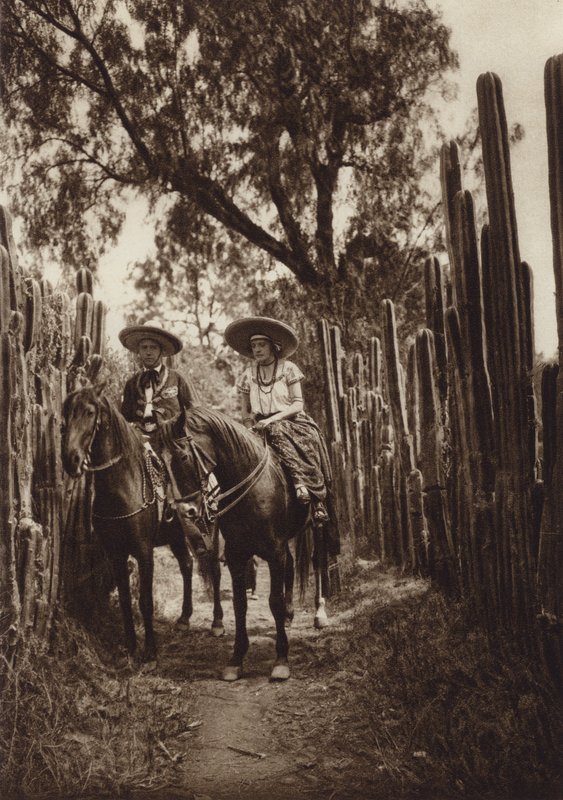 Mexico: Mexicanen in nationale klederdracht (z/w foto) door Hugo Brehme