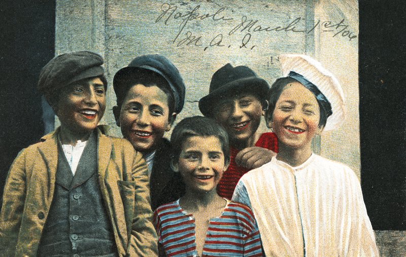 Napolitaanse jongens lachen en glimlachen door Italian Photographer