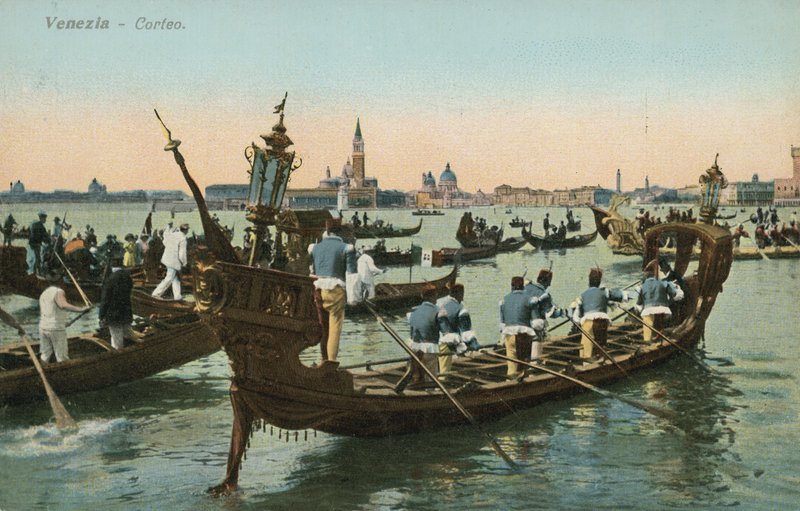 Processie in een Venetiaans kanaal door Italian Photographer