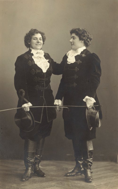Twee vrouwen in historische kostuums door Photographer German