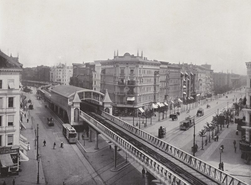Wiener Strasse Met Hochbahn-Bahnhof door Photographer German