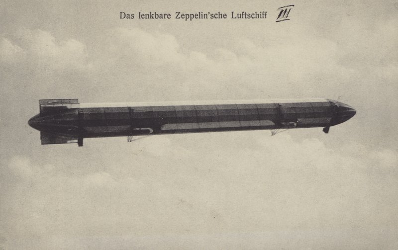 Zeppelin LZ III in vlucht door Photographer German