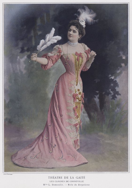 Leo Demoulin als Serpolette in Les Cloches de Corneville (gekleurde foto) door Reutlinger Studio