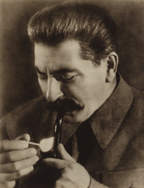 Sovjetleider Joseph Stalin steekt zijn pijp aan, 1936 door Russian Photographer