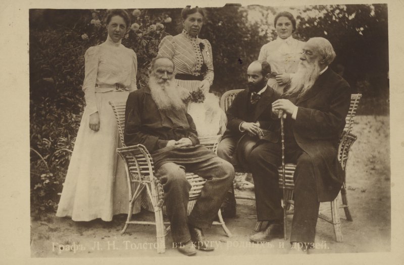 Leo Tolstoy met familie en vrienden door Russian Photographer